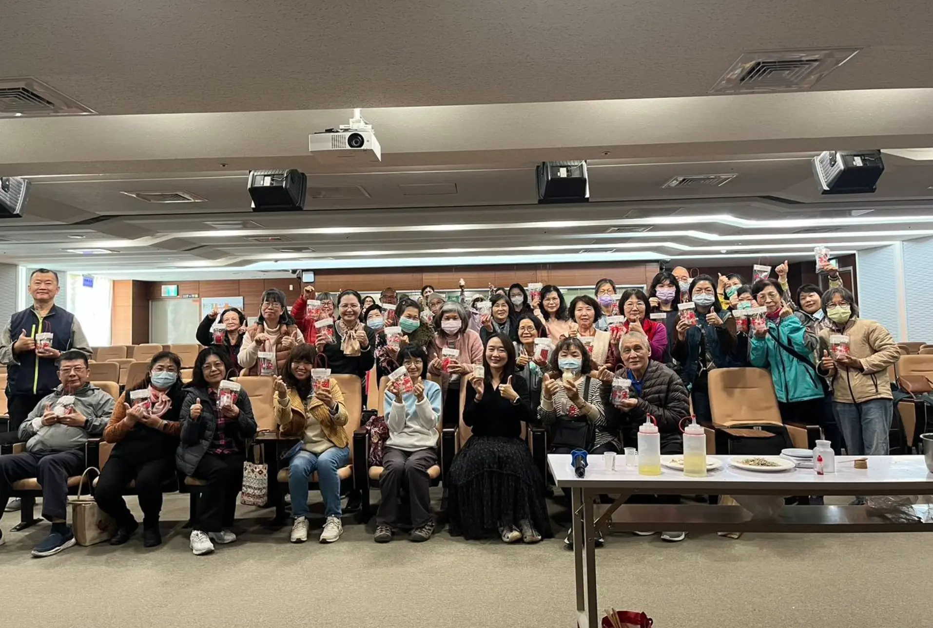 Aling 老師於醫院癌症中心進行癌友芳療講座,學員手作精油作品合照